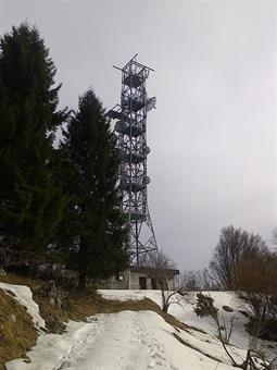 Arrivando infine alle grandi antenne della Cima Sud, il cui punto più elevato si trova a poca distanza nel bosco.