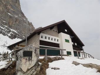 Punti d'appoggio:<br /><br />Anche se l'escursione proposta non necessiterebbe di un bivacco, si può contare sul ricovero invernale del rifugio Venezia (1946m) tappa obbligata, anche di striscio, per le innumerevoli schiere di escursionisti e/o alpinisti 