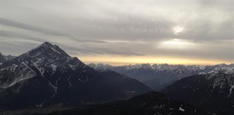 Mi fermo a lungo, cerco la cengia di Ball, chissà se quest'estate ne calcherò gli orli striminziti! Interminabili minuti li dedico a quelle striature candide, ai colori che si sormontano e si mescolano. Un  volta che il silenzio si riappropria del pavimen