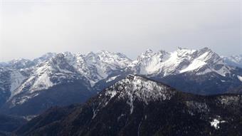 I gruppi del Pramper e del Tamer paion fusi in un unico abbraccio di monti. Su quest'ultimo in particolare, il sole decide di accanirsi, inondando di luce gli enormi catini. La Civetta e le Moiazze da qui non sembrano loro, come se si guardasse il loro gu