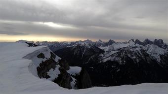 In Dolomiti sono ancora un foresto ignorante, ma non credo che ci siano tante elevazioni da cui poter rubare i silenti bisbigli tra Civetta, Antelao e Pelmo. Dopo tre ore di avanti e in drè, le pedule iniziano ad affondare. Al'è ore di là! Scendendo scopp