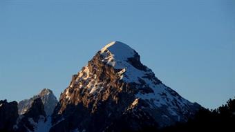 Appunti sulla  Cima dell'Albero (2018m)<br /><br />L'intenzione iniziale della bivaccata era salire all'alba la Cima dell'Albero dal versante nord per poi valutare l'ascesa alla Cima della Serra. Alla casera ho notato un vecchio cartello Cai che indicava 