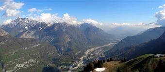 Nel caso si perdesse la traccia prendere come limite la mugheta, interpretando i punti più vantaggiosi per passar le pieghe del monte. Questo permette d'individuare il costone che incita all'ultimo strappo fino alla cresta. Come detto la cima presenta un 