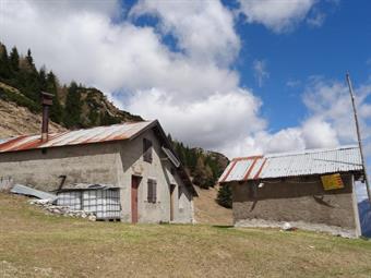 Punti d'appoggio:<br /><br />Due i punti d'appoggio dell'anello. La meta, ossia casera Busnich (1563m), in estate è ancora monticata dai greggi. Il locale ha una sua parte chiusa, le cui chiavi sono disponibili in comune di Castellavazzo (in teoria per i 