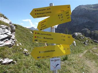 Alcuni cartelli con varie indicazioni e tempi di percorrenza relativi, c'informano sulle possibili destinazioni raggiungibili dall'importante valico.