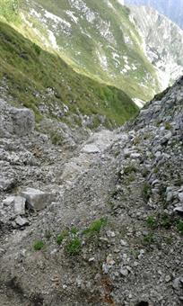 Considerazioni finali: percorso riservato a escursionisti esperti per il terreno a tratti infido, l'esposizione (comunque non eccessiva) e il passaggio di II grado. <br />Forcella Sestier può essere raggiunta da pian delle More (Piancavallo) - 1200 m (il 