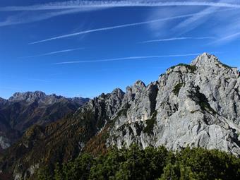 Il povero Chiarescons ne esce completamente ridimensionato. Sebbene in controluce, meritoria è anche la silhouette di cime che dipartono dal Caserine Alte, ma la scena, come anticipato, è rubata dai piani bassi. Da quel gorgoglio abissale, ora gentilmente