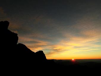 Splendide le camminate notturne! L’aria si fa densa e sommerge ogni cosa, i richiami dei gufi echeggiano lontani, senti il tuo respiro riempire il vuoto che ti circonda, un’atmosfera rovinata solo da quei passi che per quanto provi a farli leggeri, si tra