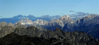 Dietro a quel cornuto del Duranno, si vedono le nevi sommitali del Civetta, lo schienale candido del Pelmo, il nasone imbiancato della Vezzana e lo stizzoso Antelao. Il Sorapiss si riconosce ad occhio nudo, come le Dolomiti di Sesto, le Tre Cime, la Bagni