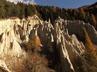 Il sentiero segnalato si snoda brevemente nella pineta raggiungendo il solco vallivo del Litschbach/Rio Liccio, dove l'erosione del torrente ha creato le bizzarre torri sormontate da sassi di varie dimensioni, fenomeno destinato a scomparire appena il cap