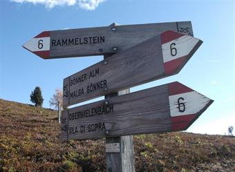 Lungo il percorso incontriamo alcune indicazioni da tenere  d'occhio durante il rientro dalla vetta meridionale dell'Hochnall/M.Nalle.