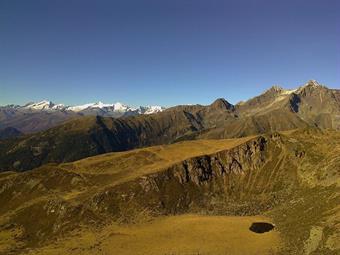 L'ampio panorama spazia a 360° sulle innumerevoli vette circostanti, favorito anche dalla bella giornata di sole autunnale.