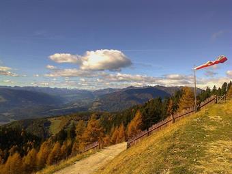 La Gönner Alm, da informazioni ricevute direttamente all'alpeggio, è aperta soltanto dalla tarda primavera alla fine di ottobre. Durante l'inverno rimane (al momento) chiusa per problemi di viabilità ed approvvigionamento idrico.