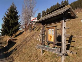 AVVICINAMENTO: Da Innichen/S. Candido lungo la SS 49 della Val Pusteria,  rasentando le frazioni di Vierschach/Versciaco e Winnebach/Prato alla Drava, sconfiniamo in Austria e dopo aver attraversato Arnbach e Sillian, all'incrocio al centro di Panzendorf,