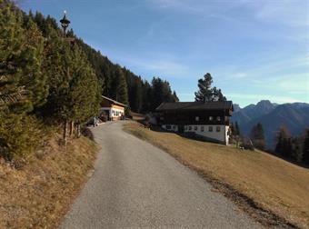 Alcune svolte ravvicinate ed un lungo rettilineo ci fanno guadagnare subito quota, transitando fra le borgate di Oberberg e Platzer sull'ameno e soleggiato pendio meridionale.