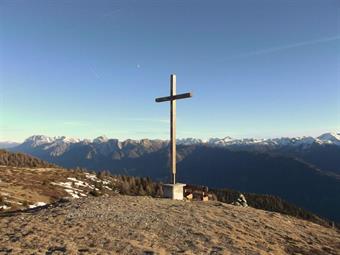 Una breve deviazione ci porta al cospetto dell'imponente Tessenberger Kreuz, eretta nel 2004, fornita di una panca in legno per la sosta, ma senza alcun contenitore con il libro delle firme.