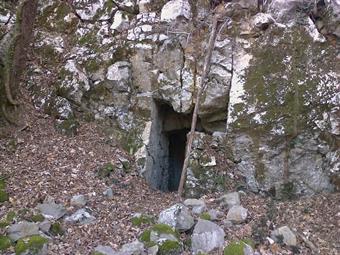 Il cammino continua verso l'alto rasentando gli ingressi di ulteriori caverne e postazioni fortificate, visitabili con un'opportuna illuminazione, avendo l'accortezza di non inoltrarsi da soli al loro interno.