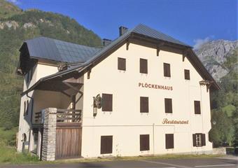 Dal Passo di Monte Croce Carnico scendiamo brevemente in Carinzia, lasciando l'auto nell'ampio parcheggio dell'Alpen Gasthof Plöckenhaus,  in corrispondenza di alcuni pannelli informativi sulla sentieristica della zona.
