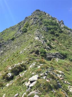 La prosecuzione verso la vetta del Monte Chiastronat su tracce di sentiero sul rovescio della dorsale o l'eventuale ascesa lungo la cresta, dai pressi di una postazione in caverna, non sembra molto sicura.
