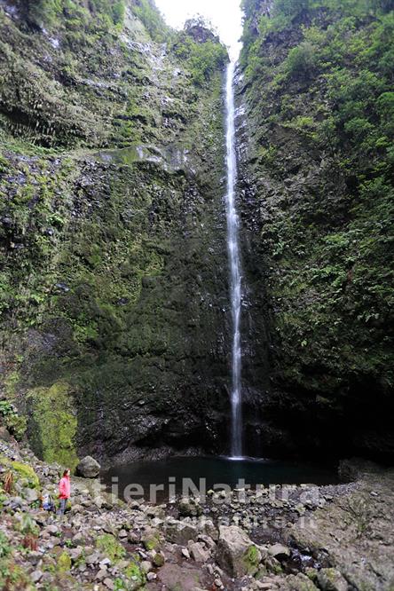 05-Il salto della cascata nel Caldeirão Verde