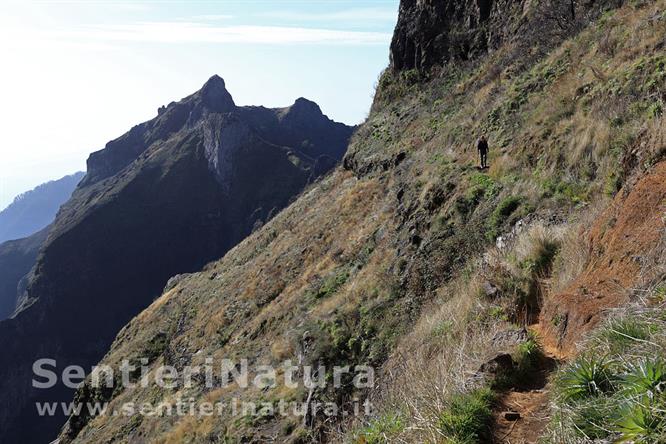 04-Traverso sulle ripide pendici del Pico Grande
