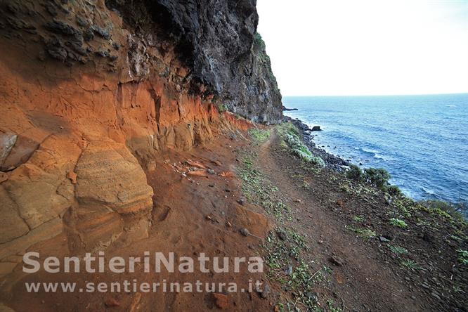 02-Gli straordinari colori delle rocce sul mare
