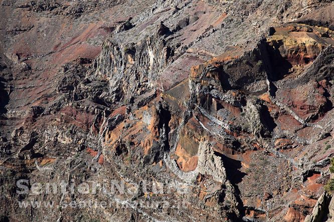 09-Filoni colorati  nella roccia lavica - Roque de Los Muchachos