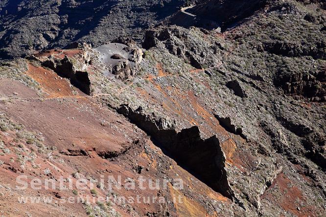 12-Il sentiero sulla cresta, si noti la sottile lama di roccia - Roque de Los Muchachos