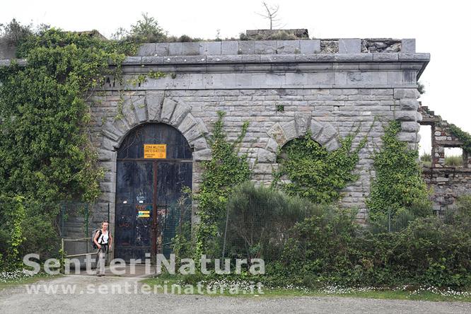 10-L'ingresso sbarrato del forte del Muzzerone