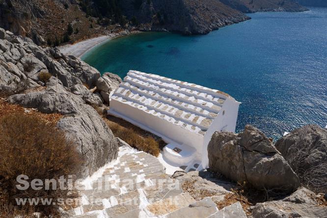 07-La candida cappella di Agios Vassilios a picco sul mare