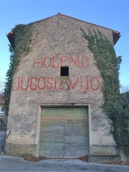 AVVICINAMENTO: Da Gorizia o Monfalcone lungo la SR 55 dell'Isonzo, conosciuta localmente come "Strada del Vallone", raggiungiamo la frazione di Jamiano.